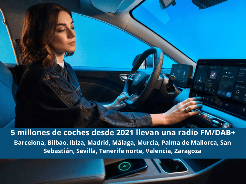 Mujer escuchando DABModern radio en la radio DAB+ de su coche